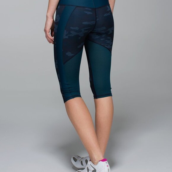 Lululemon Clip-In Crop Texture Lotus Camo Oil Slick Blue/Alberta Lake - NWT - 6 - Picture 4 of 12